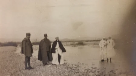 Album az első világháborúról Friuli-Venezia Giulia-ban: tisztek és vöröskeresztes ápolónők a Natisone folyó felett