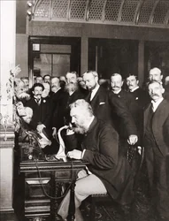 Alexandre Graham Bell (1847-1922) a New York-Chicagó közötti hosszú távú vonal megnyitóján, október 18-án