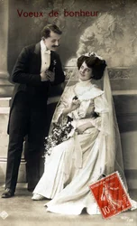 Menyasszonyi pár. Üdvözlő képeslap egy esküvőre. 1920s.