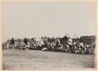 Bennszülöttek csoportja, Ordnance Store, Suakin, 1884 körül