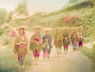Japán nők. Hét japán nő áll sorban egy vidéki úton. Japán, 1910 körül.
