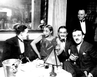 Josephine Baker Georges Simenonnal és vőlegényével, Guiseppe Abatinóval a Chez Josephine étteremben, 1928 körül (fekete-fehér fotó).