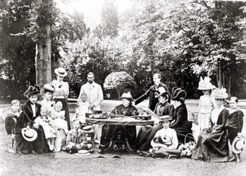 A brit királyi család tagjai, köztük V. György király, VIII. Edward király Viktória királynő körül egy kerti partin. Fényképezés 1895 és 1901 között.