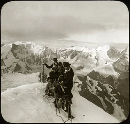 Hegymászás a 19. század végén vagy a 20. század elején: hegymászók csoportja a Wetterhorn csúcsán (szó szerint „Időszarv”, 3692 m), a Wetterhorner-hegység csúcsa, Berni-Alpok, Bern kanton, Svájc - hegymászás, cordee - photog