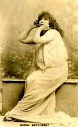 Sarah Bernhardt az „Izey” címszerepében az írországi Abbey Theatre-ben 1896-ban (képeslap)