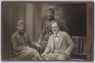 Sigmund Freud fiaival, Ernsttel és Martinnal katonai egyenruhában, kb. 1916