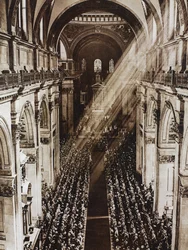 Napsugarak a Szent Pál-székesegyházban V. György király ezüstjubileumi istentisztelet közben, London, Egyesült Királyság, fénykép az Illustrated London Newstól, május 11.