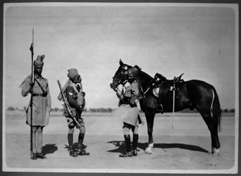 A 2. Madras könnyűlovasság három leszállt sowarja, 1880 körül