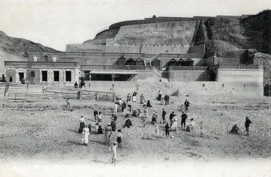 Kilátás Mesnil Val (Mesnil-Val) strandjára kaszinóval és teraszokkal, Manche Normandy képeslap a 20. század elejéről