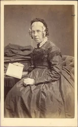 Nő könyvvel, 1860 körül (fénykép)