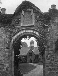 Blundells Iskola, Tiverton, Devon, 1924-1926