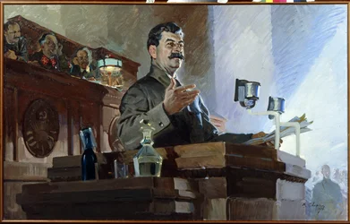 Joszif Sztálin (Sztálin) (Joseph Vissarionovich Djougachvili dit) (1879-1953) a szovjet 8. rendkívüli kongresszuson, 1936. december 5-én újradefiniálja a szovjet alkotmányt (Sztálin alkotmány). Vjacseszlav Molotovot (1890-1986) látjuk