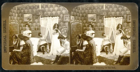 „Dressing for the Ball”, 1900 körül (szépia fotó) (lásd még: 473245)