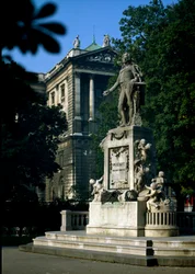 Emlékmű, amely Wolfgang Amadeus Mozart (1756-1791) osztrák zeneszerző előtt tiszteleg. Victor Tilgner (1844-1896) szobra 1896. Bécs, Burggarten, Ausztria