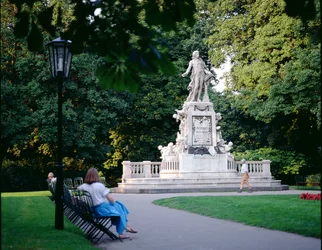 Mozart emlékműve, 1896-ban épült, Burggarten (fotó)