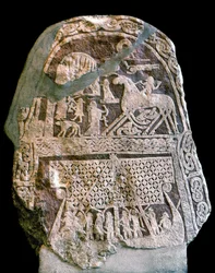 Runakő, amely Wotant (Odint) ábrázolja nyolclábú lován, Sleipniren, amint egy viking hosszúhajóra száll