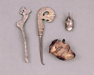 Különféle készülékek és viking ékszerek, a jobb felső sarokban, Odin istenség ábrázolása. Stockholm, Historiska Museet