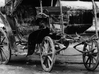 A firenzei árvíz utáni sárban tönkrement kocsi, 1966. november (fekete-fehér fotó)