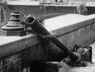 Az árvíz ereje által letört utcai lámpa Firenzében, 1966 novemberében (fekete-fehér fotó)