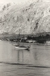Az Aosta herceg vitorlás hajója a horvátországi Kotor partjainál, a "Korfu, Athén és a Kotori-öböl" albumból.