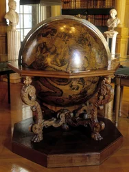 Coronelli éggömbje Gatellier délköre szerint. Ezt a földgömböt Vincenzo Coronelli (1650-1718) ferences szerzetes készítette. Institut de France, Párizs.