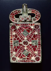 Övcsat, 525-560 körül (bronz gránáttal, üveg, gyöngyház, aranyfólia, aranyozás nyomai; bronz és üveg)