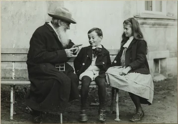 Lev Tolsztoj unokáival, Leóval és Szofjával, 1909