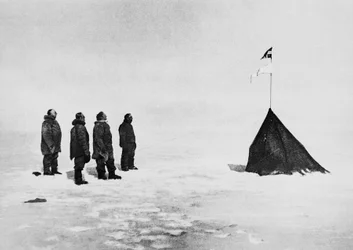 Roald Amundsen, Helmer Hanssen, Sverre Hassel és Oscar Wisting a Déli-sarkon felállított sátor előtt, december 16.