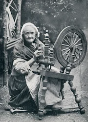Egy idős ír nő a forgó kerekénél, 1912