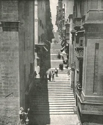 Egy meredek utca Vallettában, Máltán, 1895.