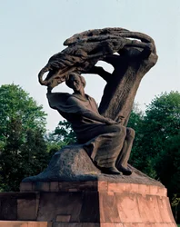 Frederic Chopin (1810-1849) zeneszerző emlékműve Varsóban, Lengyelországban