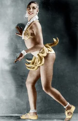 Josephine Baker (1906-1975) a párizsi Folies Bergere-ben banánövvel