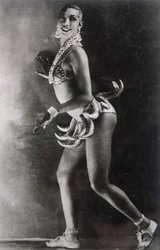 Josephine Baker egy banánövvel öltözött. Lucien Walery (1863-1935) fényképe.