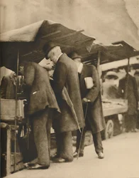 A Farringdon Road Market egyik könyvesstandjánál, 1935.