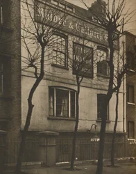 A régi harang jelénél a St. Brides templomkertben, 1935.