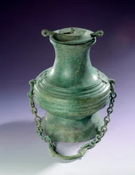 Kínai művészet: bronz váza a Than-Hoa-ból (Than Hoa), a Han-korszakból. Párizs, Musee Cernuschi
