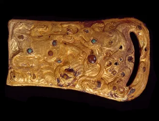 Kínai művészet: drágakövekkel kirakott arany övcsat. Nyugati Han-dinasztia (i. e. 206-25). Párizs, Cernuschi Múzeum