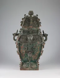Fedeles borosedény (fang lei) zoomorf maszkokkal és állatfejes fogantyúkkal, Kr. e. 11. század vége (bronz)