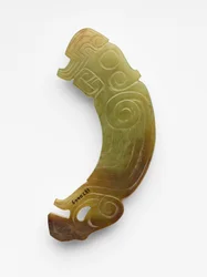 Medál (pei) madár formájú, Kr.e. 1000-900 körül (jáde, nefrit)