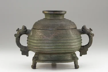 Edény (Kuei) és borítója, Kr.e. 9-8. század (bronz)