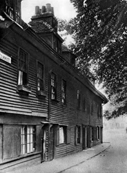 Egy régi faház a londoni Collingwood Streeten, 1926-1927.