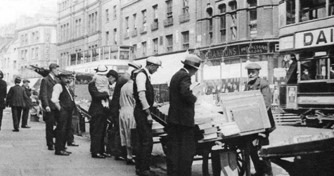 Könyves standok a Shoreditch High Streeten, London, 1926-1927.
