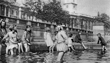 Gyerekek eveznek a londoni Trafalgar Square szökőkútjaiban, 1926-1927
