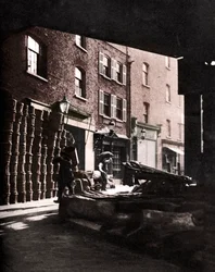 Gyümölcskosarak a házakra halmozva a londoni Borough Marketen, 1926-1927
