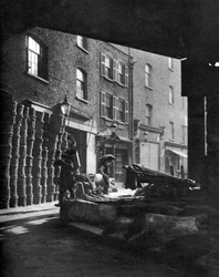 Gyümölcskosarak a házakra halmozva a londoni Borough Marketen, 1926-1927.