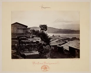 Fusiyama. Ház és a Fuji-hegy a háttérben.