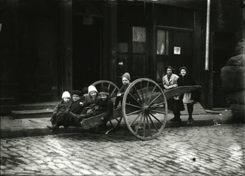 Gyermekcsoport szekéren, mögötte álló kislánnyal és nővel, 1910-21 körüli évek