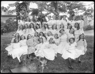 Azonosítatlan kislányok csoportképe, valószínűleg a római katolikus árvaotthonban, Kingsbridge, Bronx, 1910 körül.