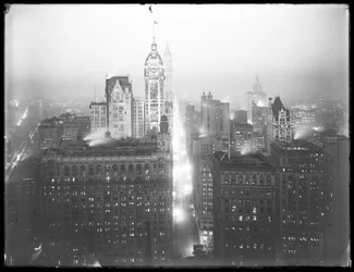Nagy látószögű, ködös éjszakai nézet észak felé tekintve Alsó Manhattanről, látható a Singer Building, a Woolworth Building és a Municipal Building, 1913 körül