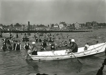 Evezős csónak és úszók a vízben, Coney Island, 1910-21 körül